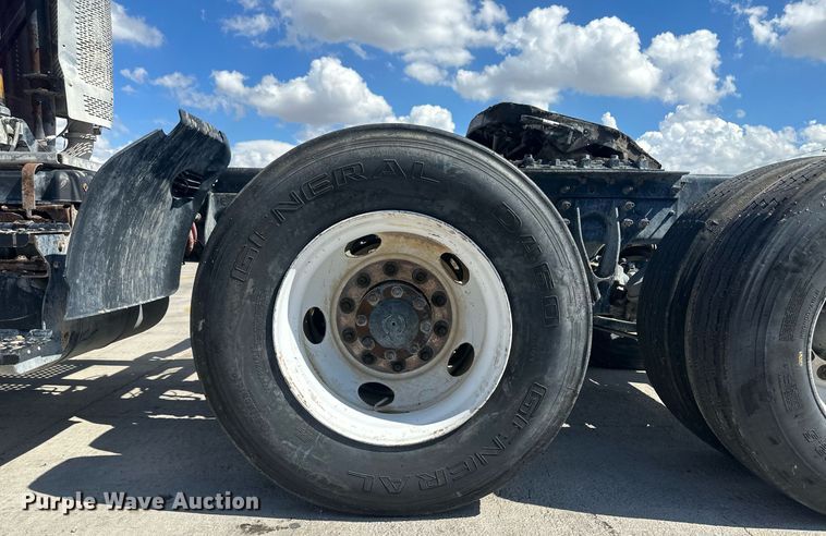 image for item DH1813 2010 International 8600  semi truck