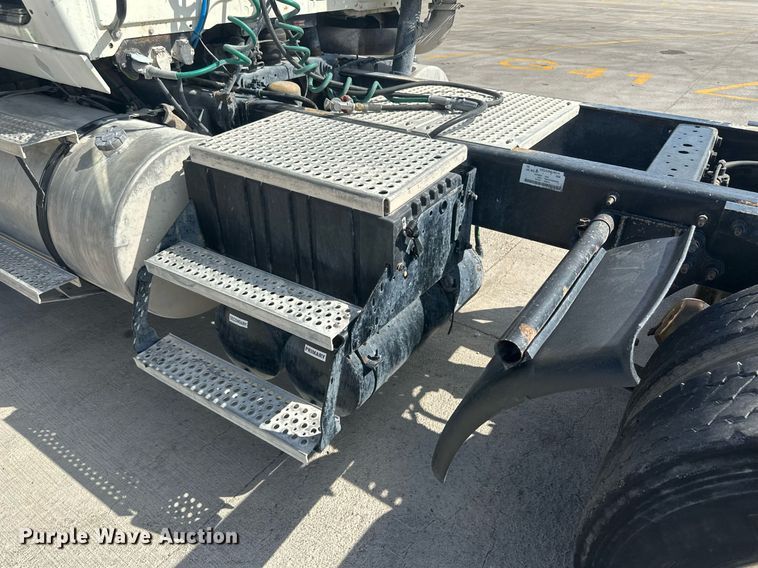 image for item DH1814 2011 International ProStar Premium  semi truck