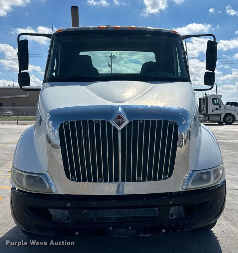 image for item DH1816 2005 International 8600  semi truck