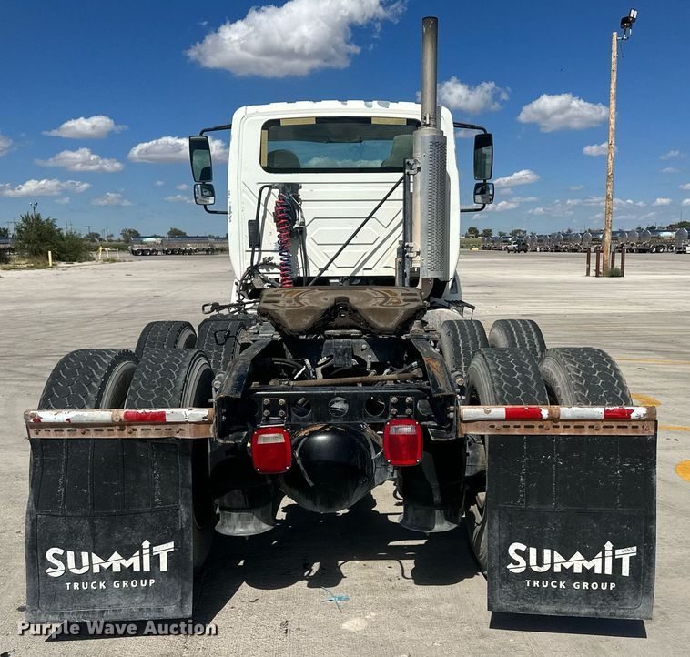 image for item DH1816 2005 International 8600  semi truck