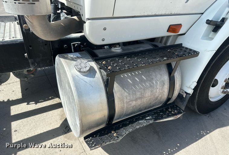 image for item DH1816 2005 International 8600  semi truck