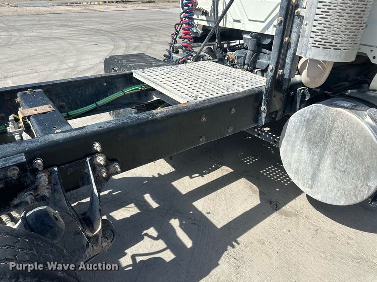 image for item DH1816 2005 International 8600  semi truck