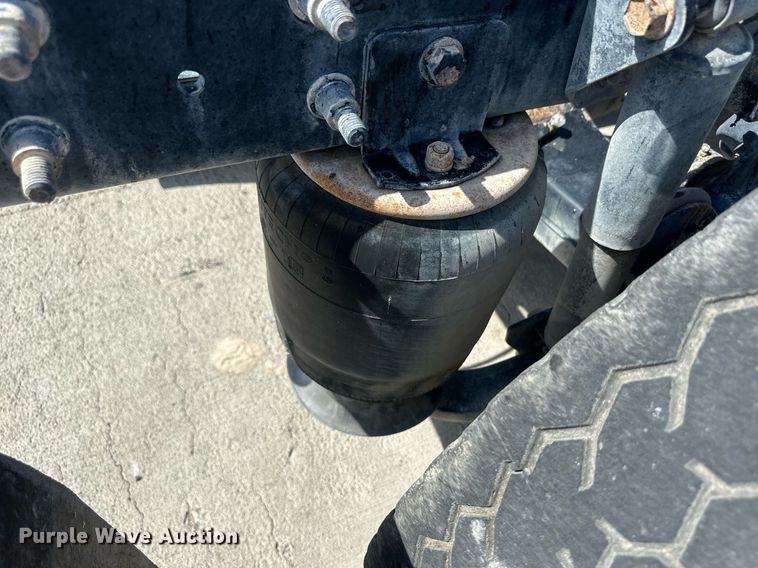 image for item DH1816 2005 International 8600  semi truck