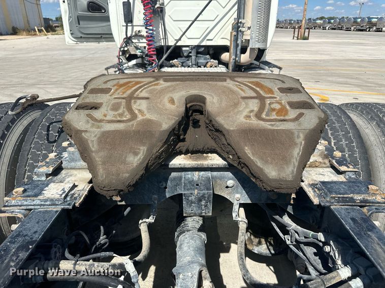 image for item DH1816 2005 International 8600  semi truck