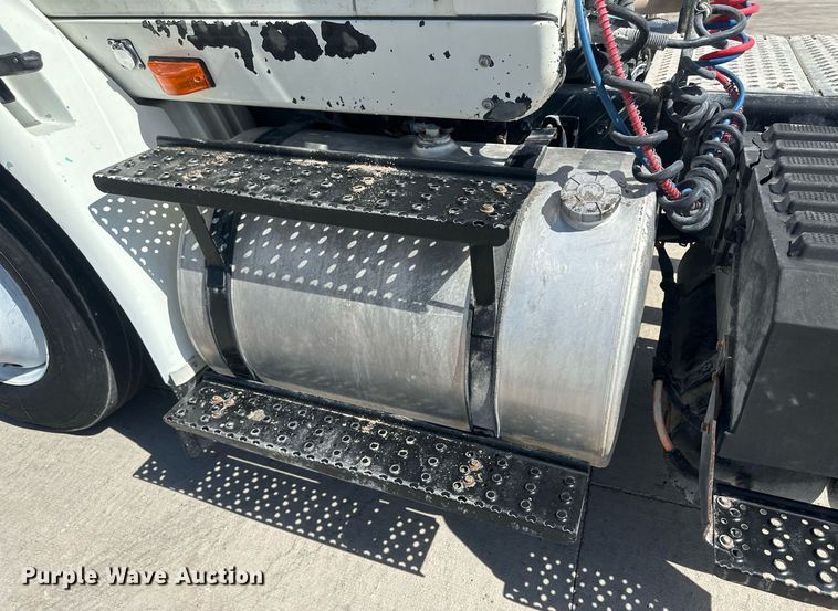 image for item DH1816 2005 International 8600  semi truck