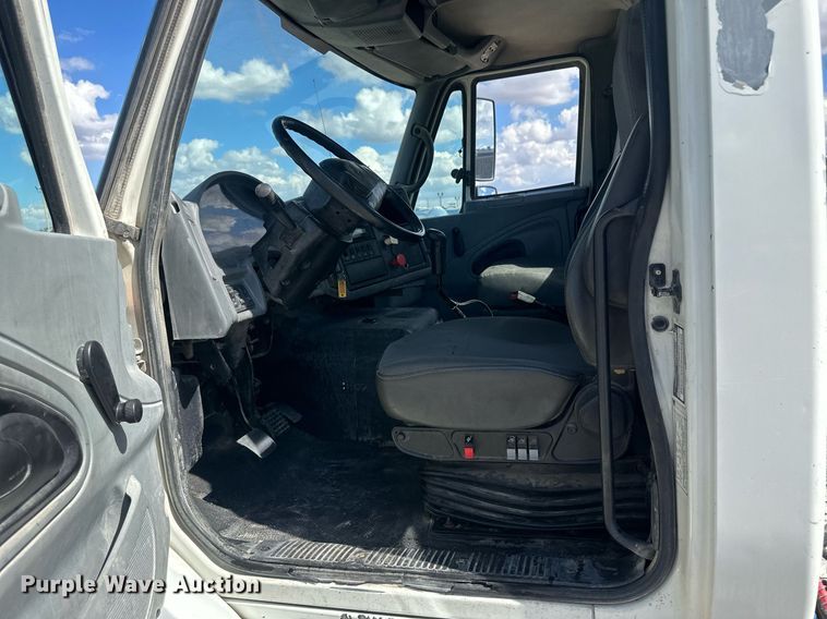 image for item DH1816 2005 International 8600  semi truck