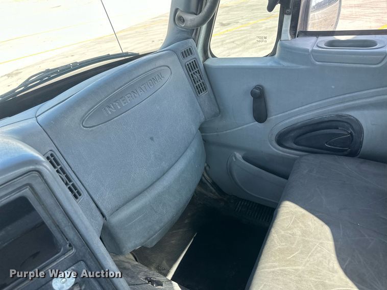 image for item DH1816 2005 International 8600  semi truck