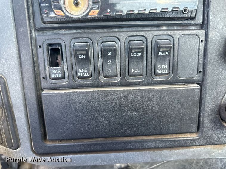 image for item DH1816 2005 International 8600  semi truck