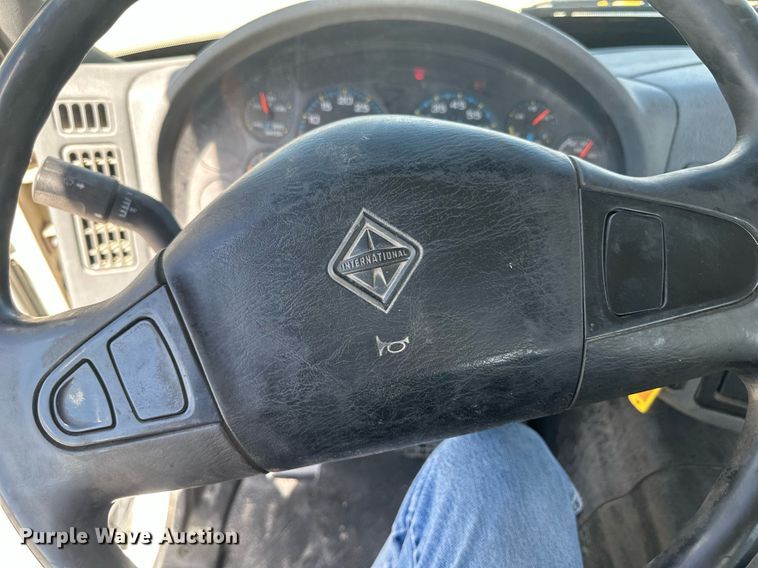 image for item DH1816 2005 International 8600  semi truck