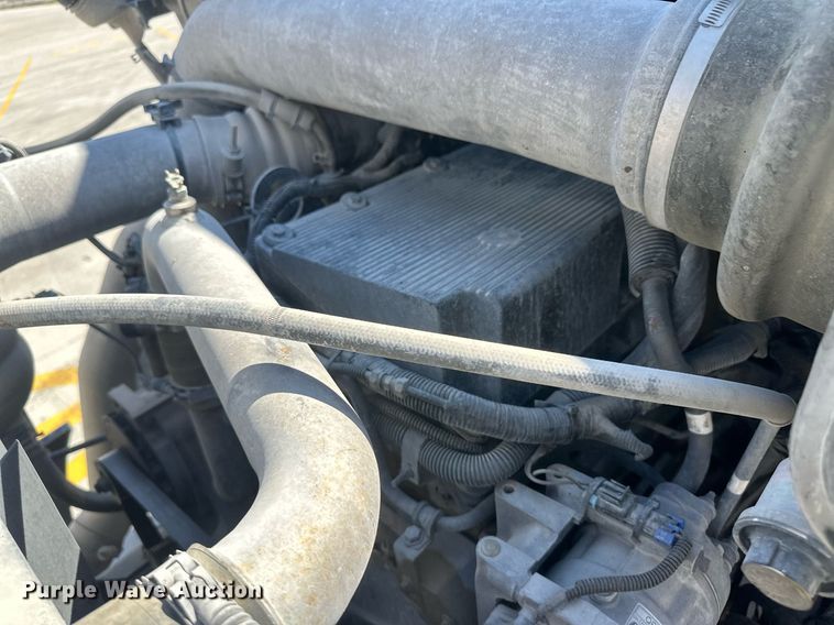 image for item DH1816 2005 International 8600  semi truck