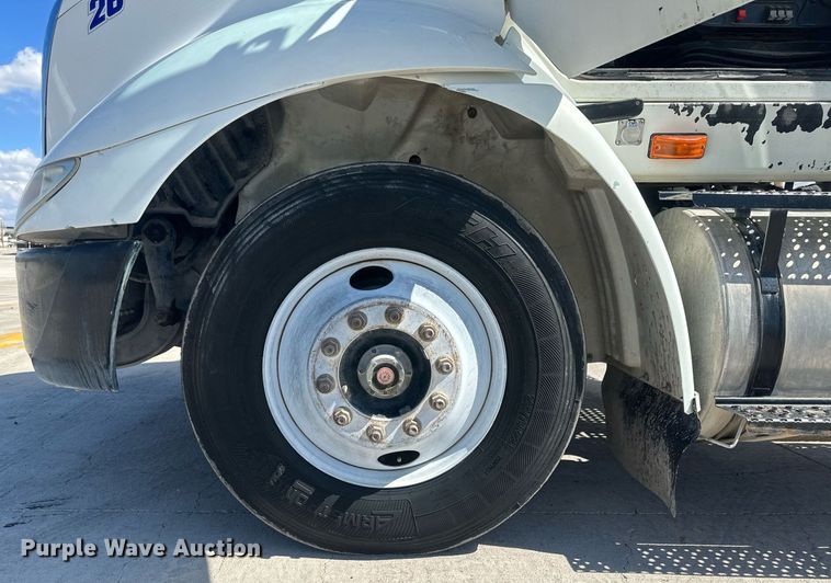 image for item DH1816 2005 International 8600  semi truck