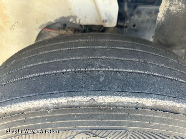 image for item DH1816 2005 International 8600  semi truck