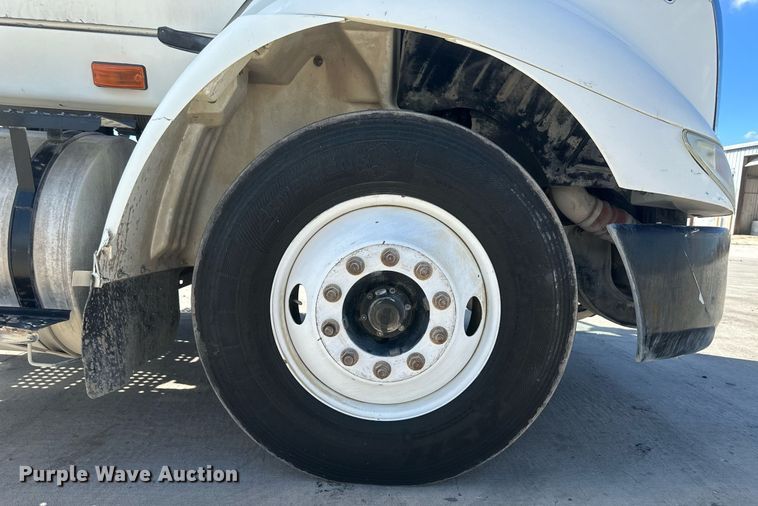 image for item DH1816 2005 International 8600  semi truck