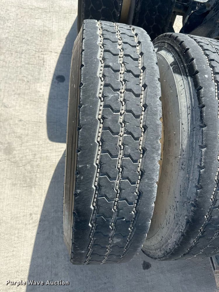 image for item DH1816 2005 International 8600  semi truck