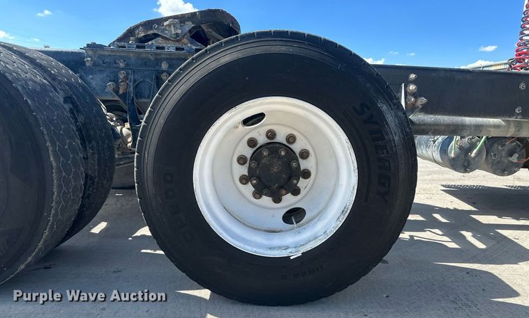 image for item DH1816 2005 International 8600  semi truck