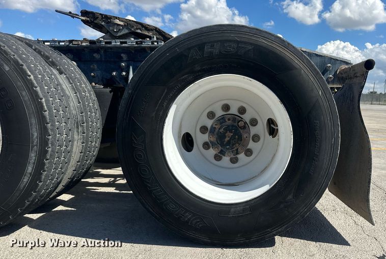 image for item DH1816 2005 International 8600  semi truck