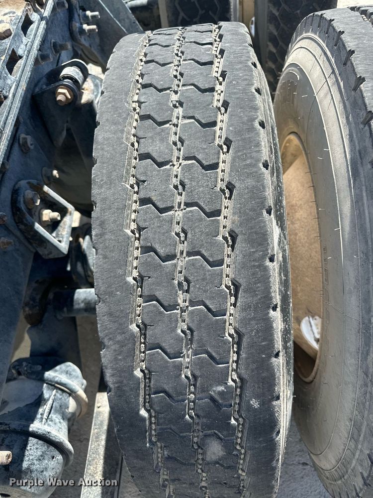 image for item DH1816 2005 International 8600  semi truck