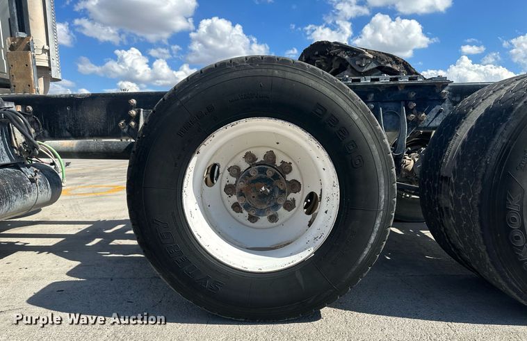 image for item DH1816 2005 International 8600  semi truck