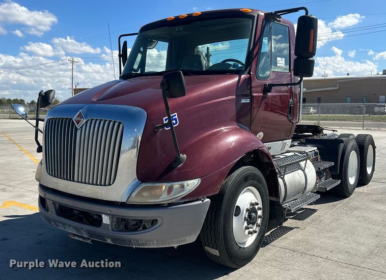 image for item DH1817 2011 International 8600  semi truck