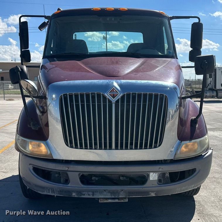 image for item DH1817 2011 International 8600  semi truck