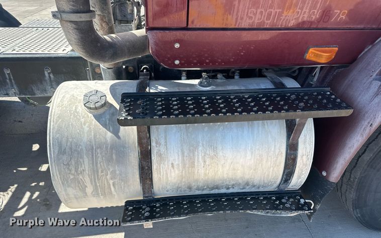 image for item DH1817 2011 International 8600  semi truck