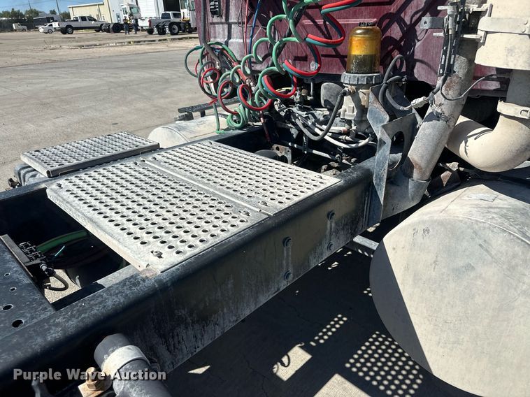 image for item DH1817 2011 International 8600  semi truck