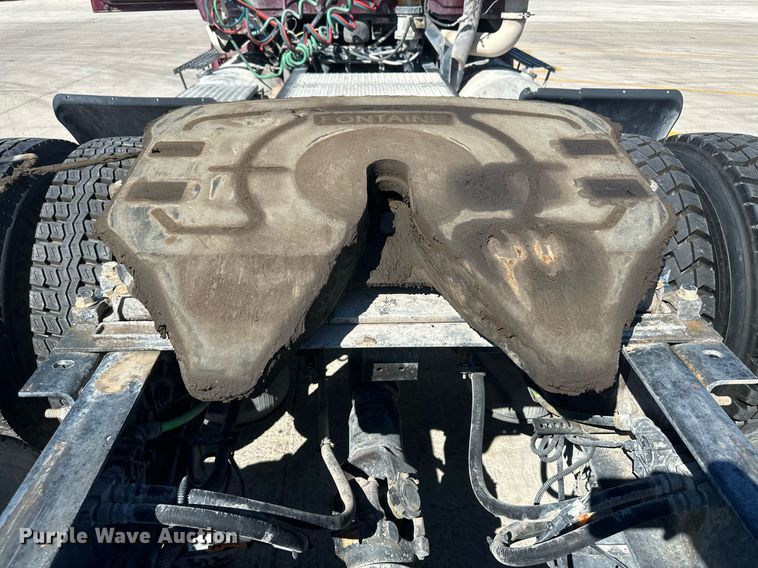 image for item DH1817 2011 International 8600  semi truck