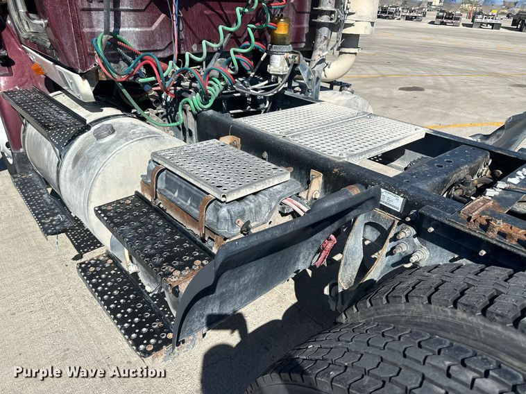 image for item DH1817 2011 International 8600  semi truck