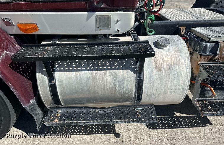 image for item DH1817 2011 International 8600  semi truck