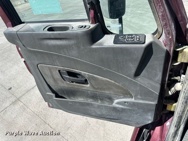 image for item DH1817 2011 International 8600  semi truck