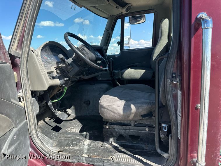 image for item DH1817 2011 International 8600  semi truck