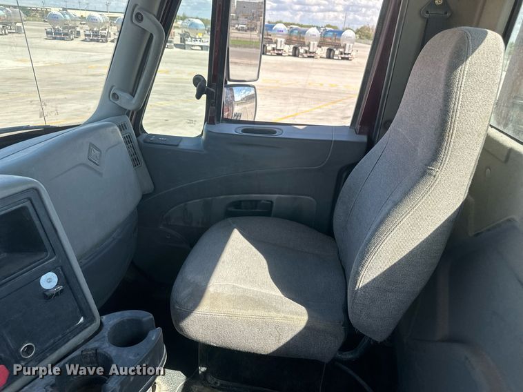 image for item DH1817 2011 International 8600  semi truck