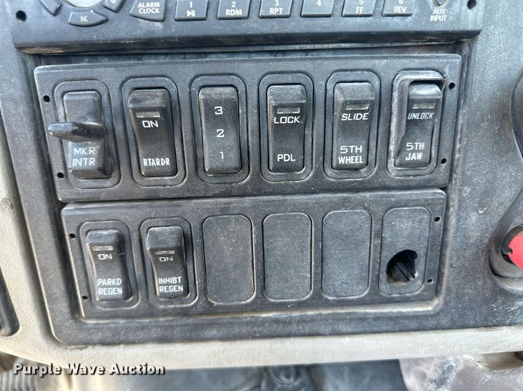 image for item DH1817 2011 International 8600  semi truck