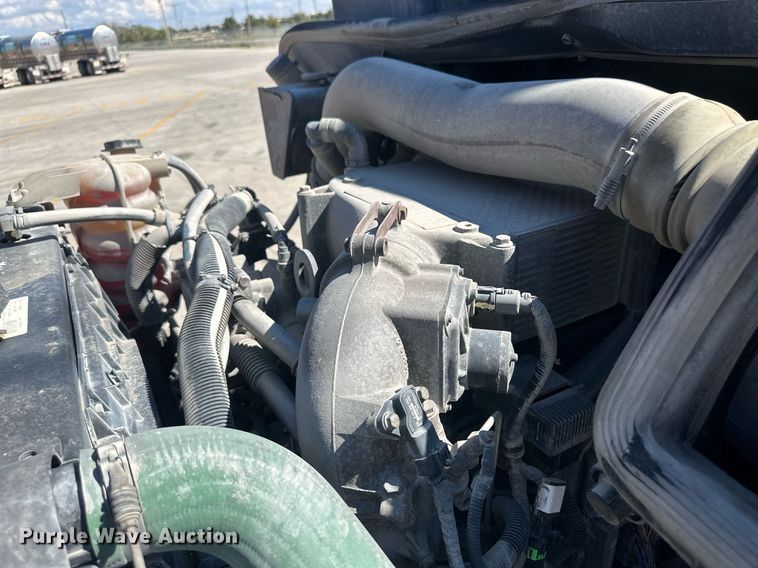 image for item DH1817 2011 International 8600  semi truck