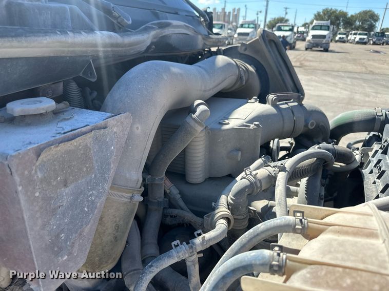 image for item DH1817 2011 International 8600  semi truck