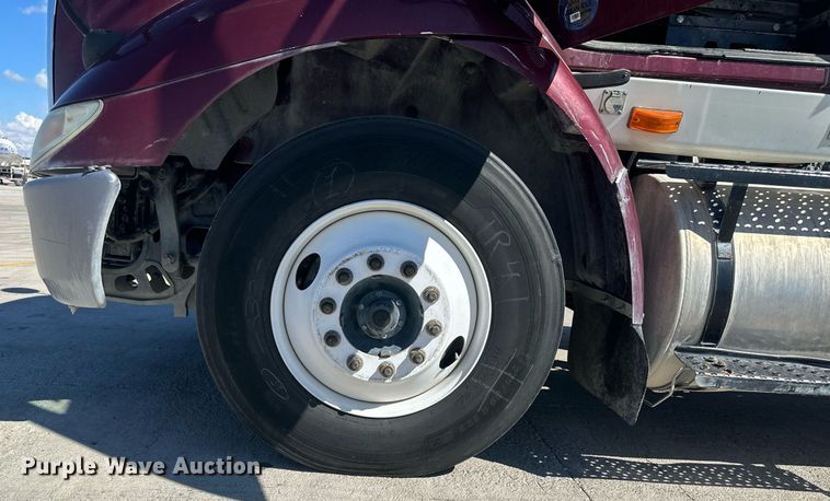 image for item DH1817 2011 International 8600  semi truck