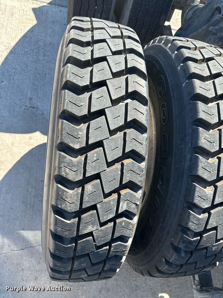 image for item DH1817 2011 International 8600  semi truck