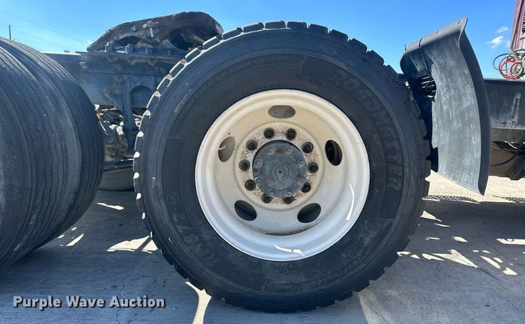 image for item DH1817 2011 International 8600  semi truck