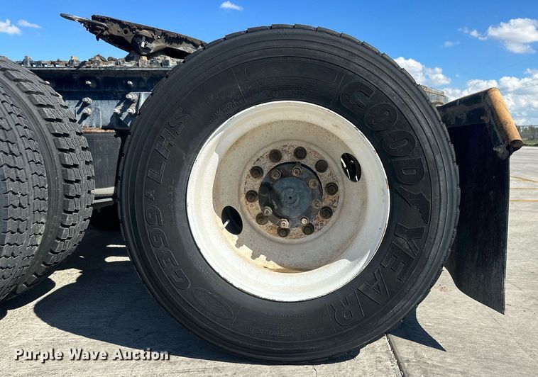 image for item DH1817 2011 International 8600  semi truck