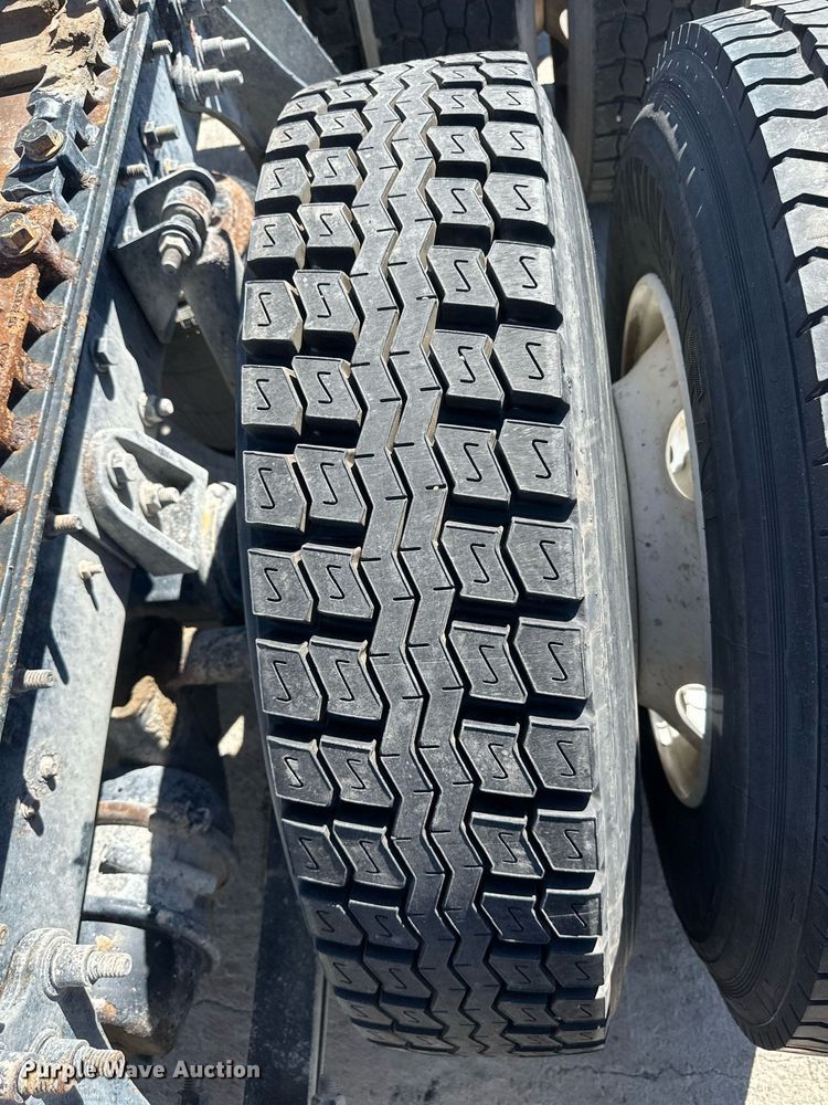 image for item DH1817 2011 International 8600  semi truck