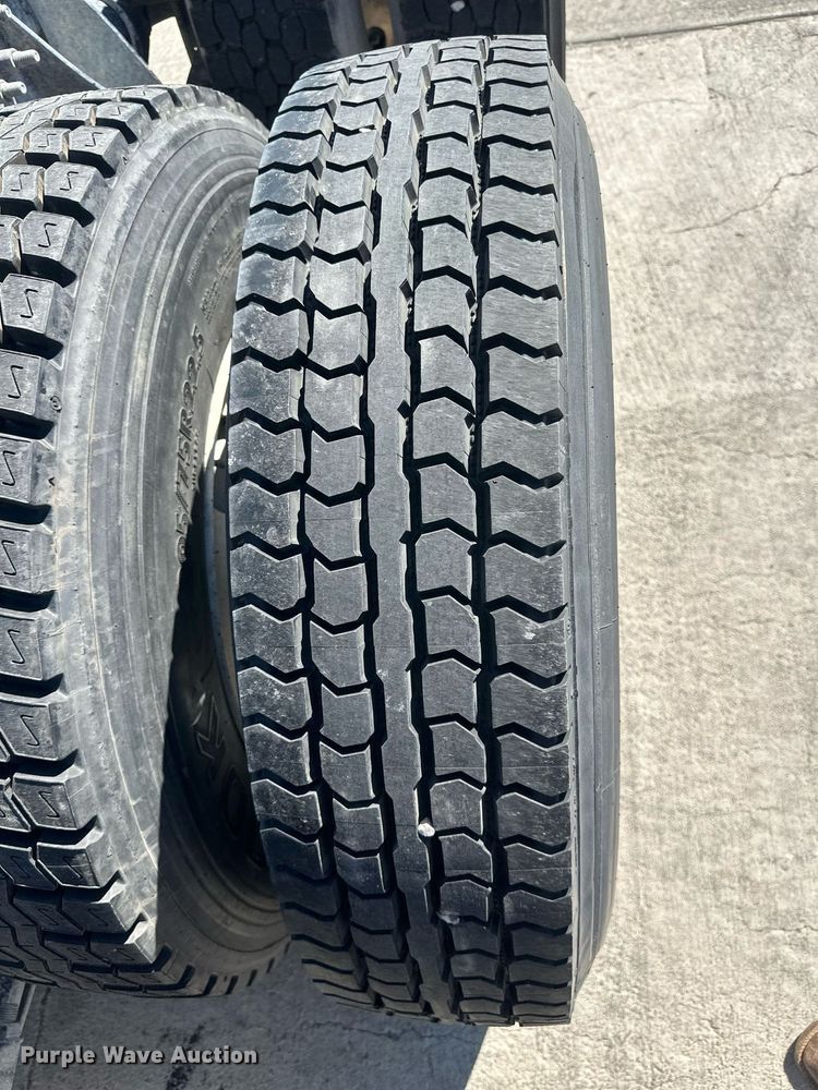 image for item DH1817 2011 International 8600  semi truck