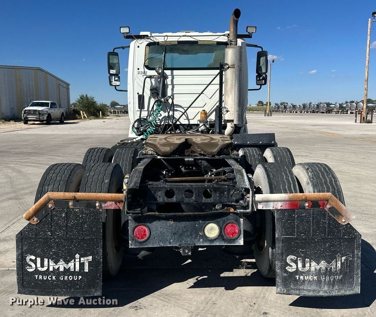 image for item DH1818 2006 International 8600  semi truck