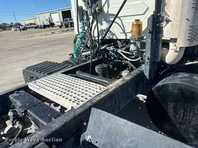 image for item DH1818 2006 International 8600  semi truck