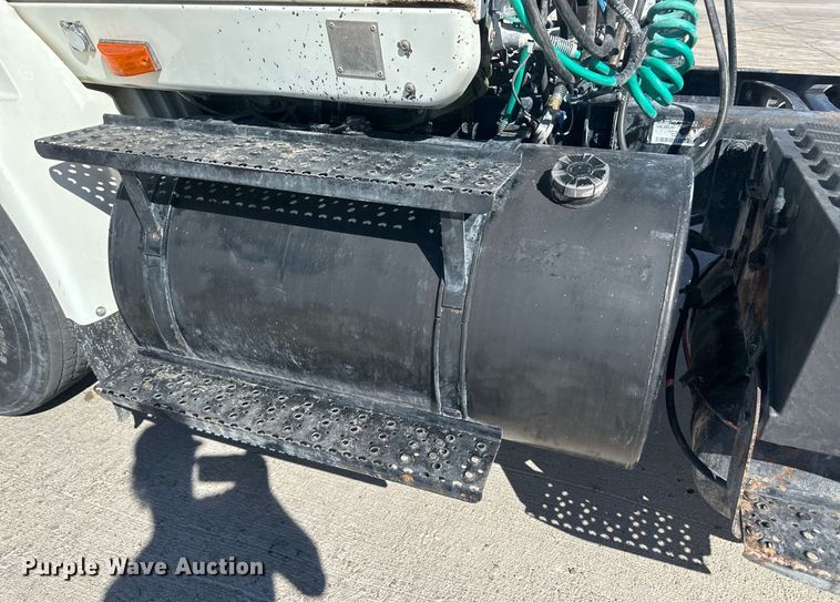 image for item DH1818 2006 International 8600  semi truck