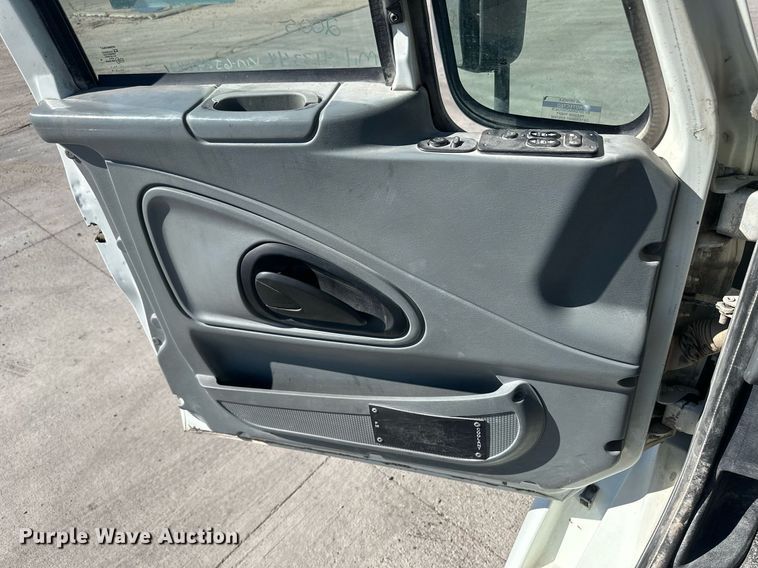 image for item DH1818 2006 International 8600  semi truck