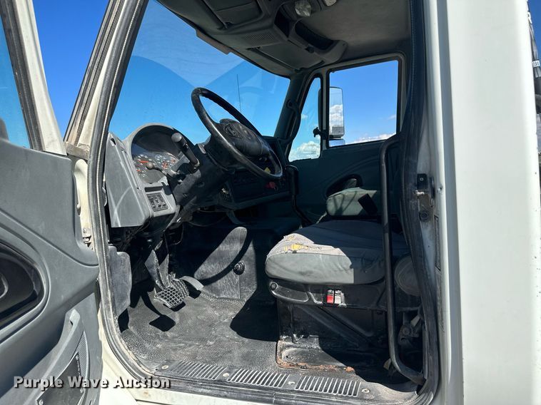 image for item DH1818 2006 International 8600  semi truck