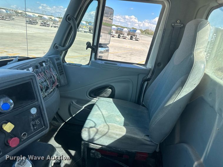 image for item DH1818 2006 International 8600  semi truck