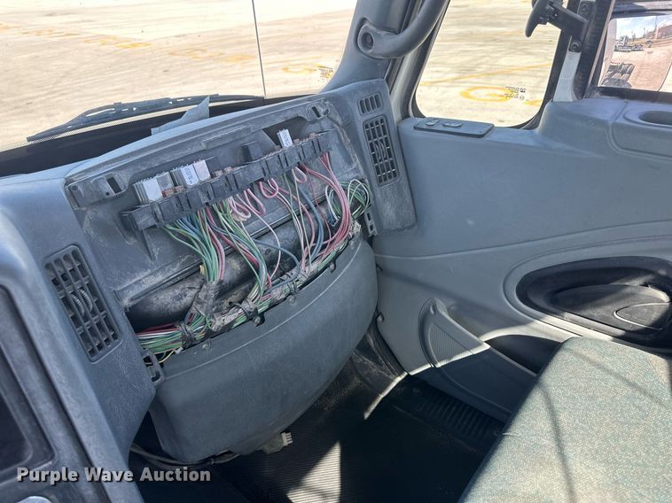 image for item DH1818 2006 International 8600  semi truck