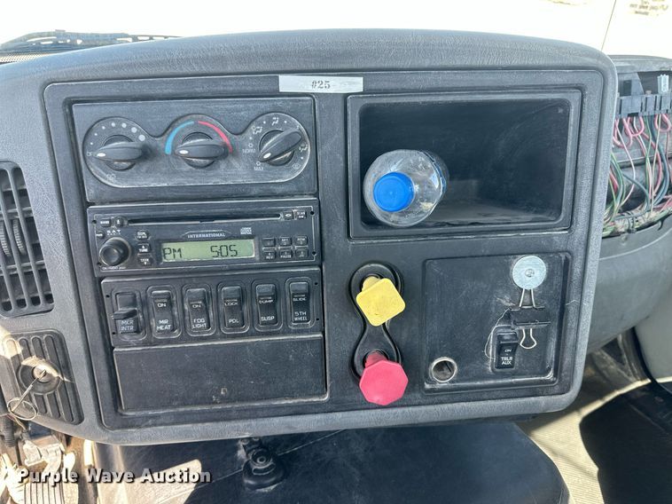 image for item DH1818 2006 International 8600  semi truck