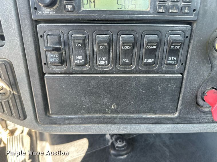 image for item DH1818 2006 International 8600  semi truck